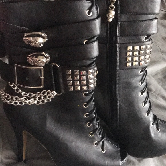 Avril Lavigne US size 8 heeled boot. - Picture 4 of 5